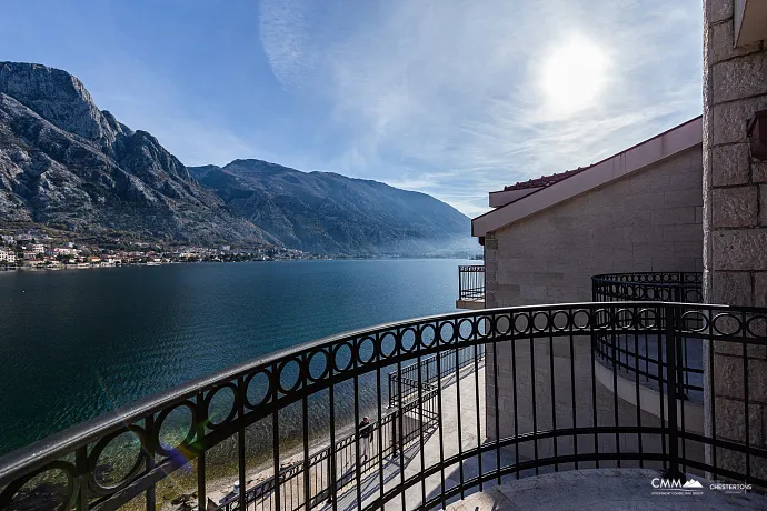 Eine luxuriöse dreistöckige Villa in erster Meereslinie in Kotor